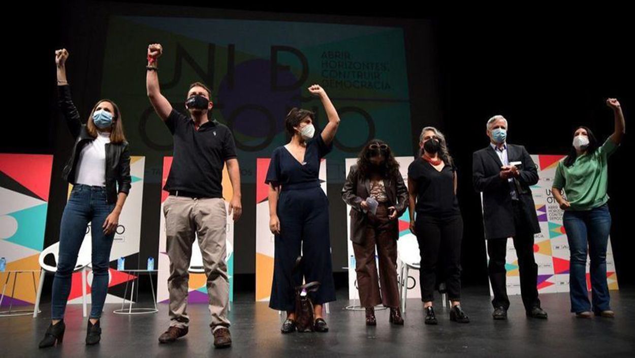 Pablo Iglesias, junto a compañeras de Unidas Podemos.
