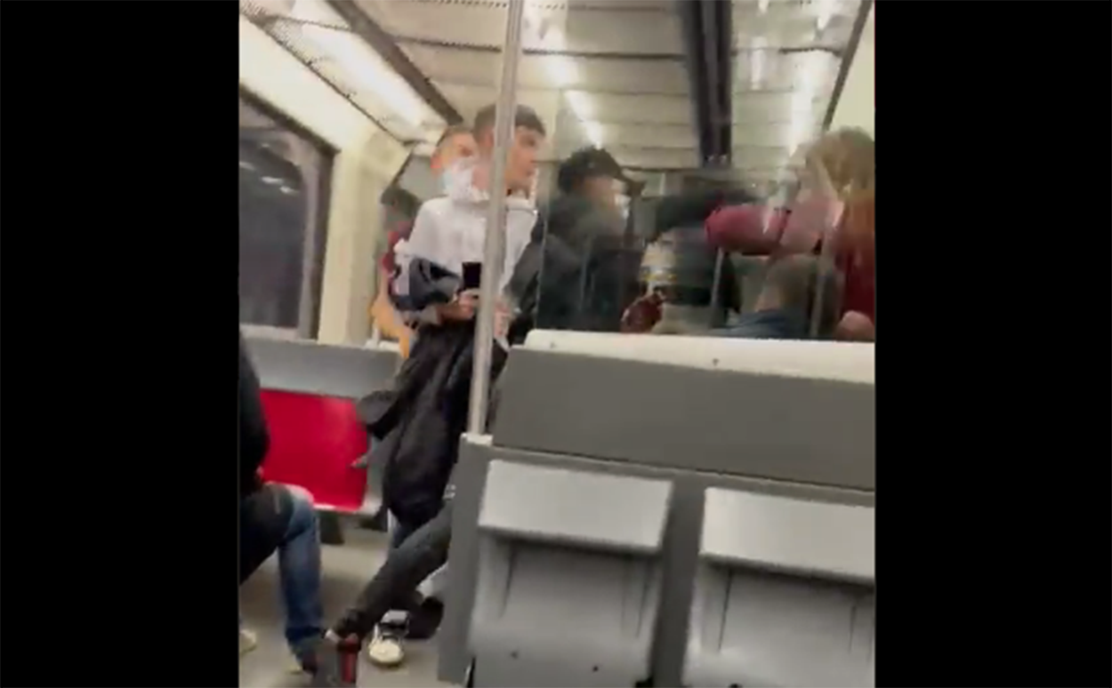 Una imagen de la agresión en el metro de Bilbao de cinco individuos a un joven.