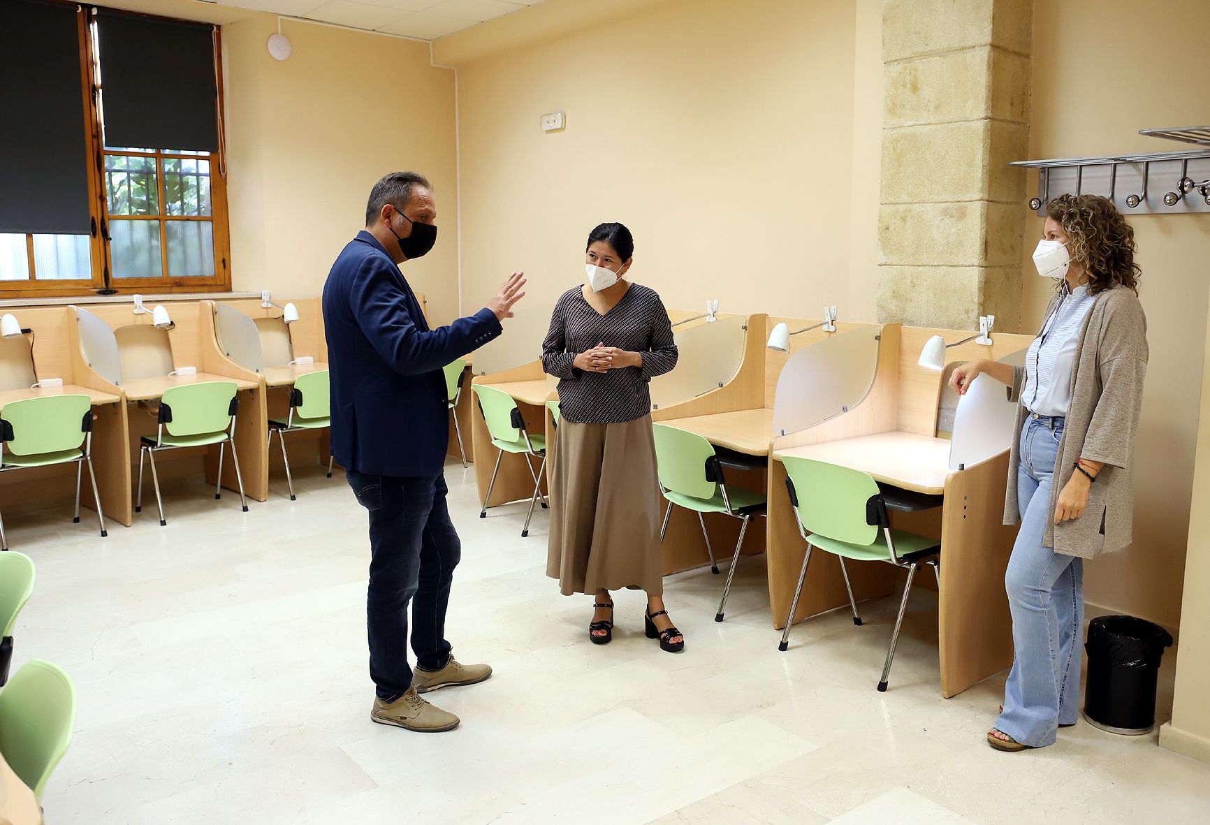 La delegada de Juventud, Ana Hérica Ramos, en su visita a la sala de estudio.