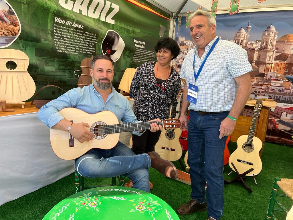 El líder de Vox, Santiago Abascal, en el 'Viva 21', delante de carteles de la provincia de Cádiz. 