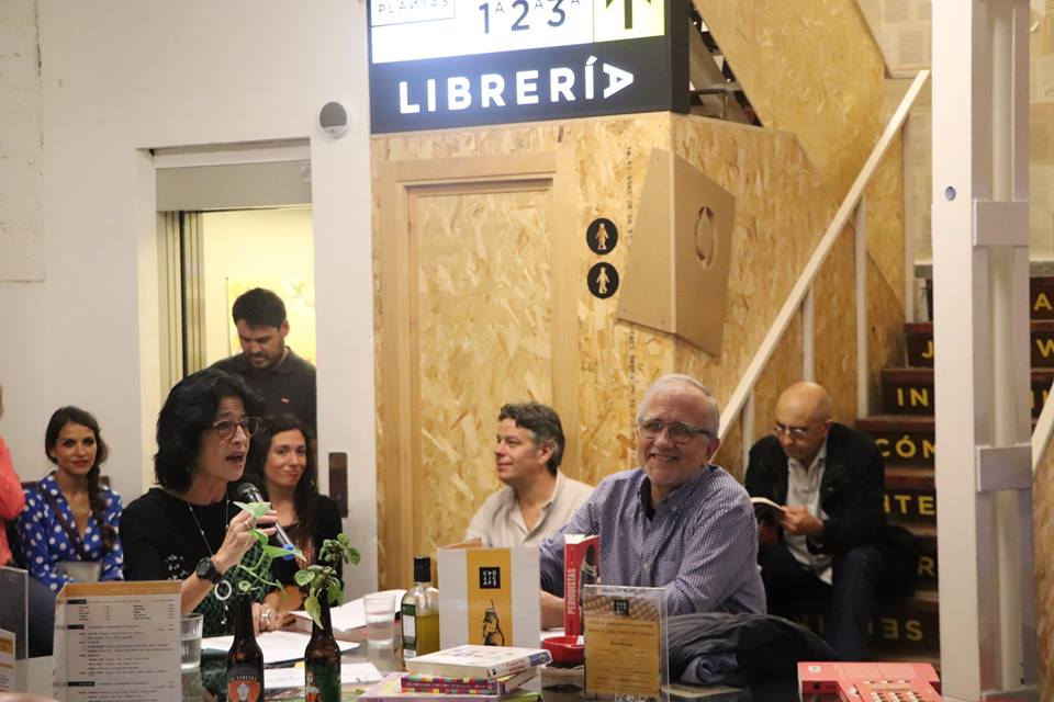 Juan Tortosa, en el centro de la imagen, acompañado de Mercedes de Pablo. FOTO: R.S. 