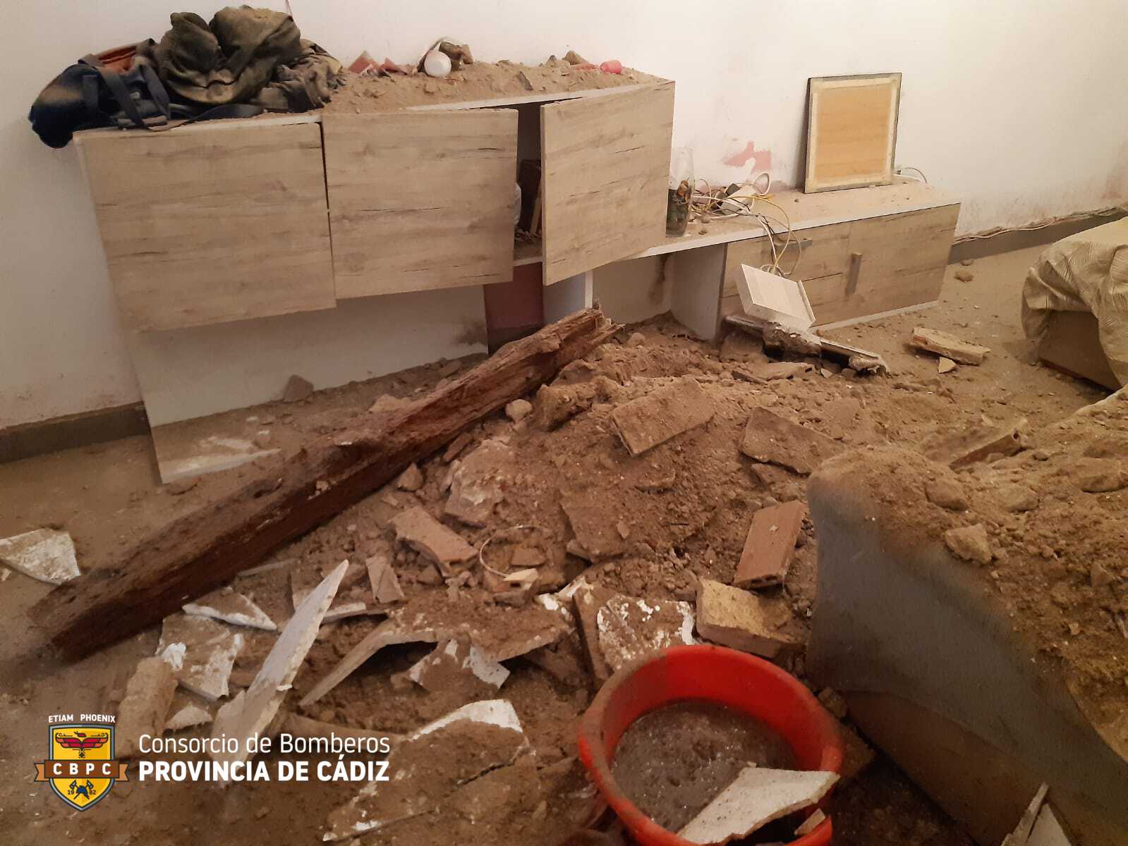 Derrumbe en la planta baja de una vivienda de Cádiz.