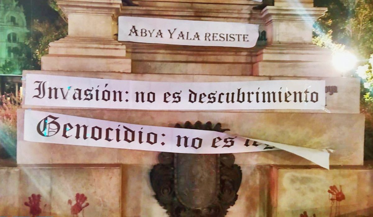 Pintadas y carteles contra el descubrimiento de América en Granada.