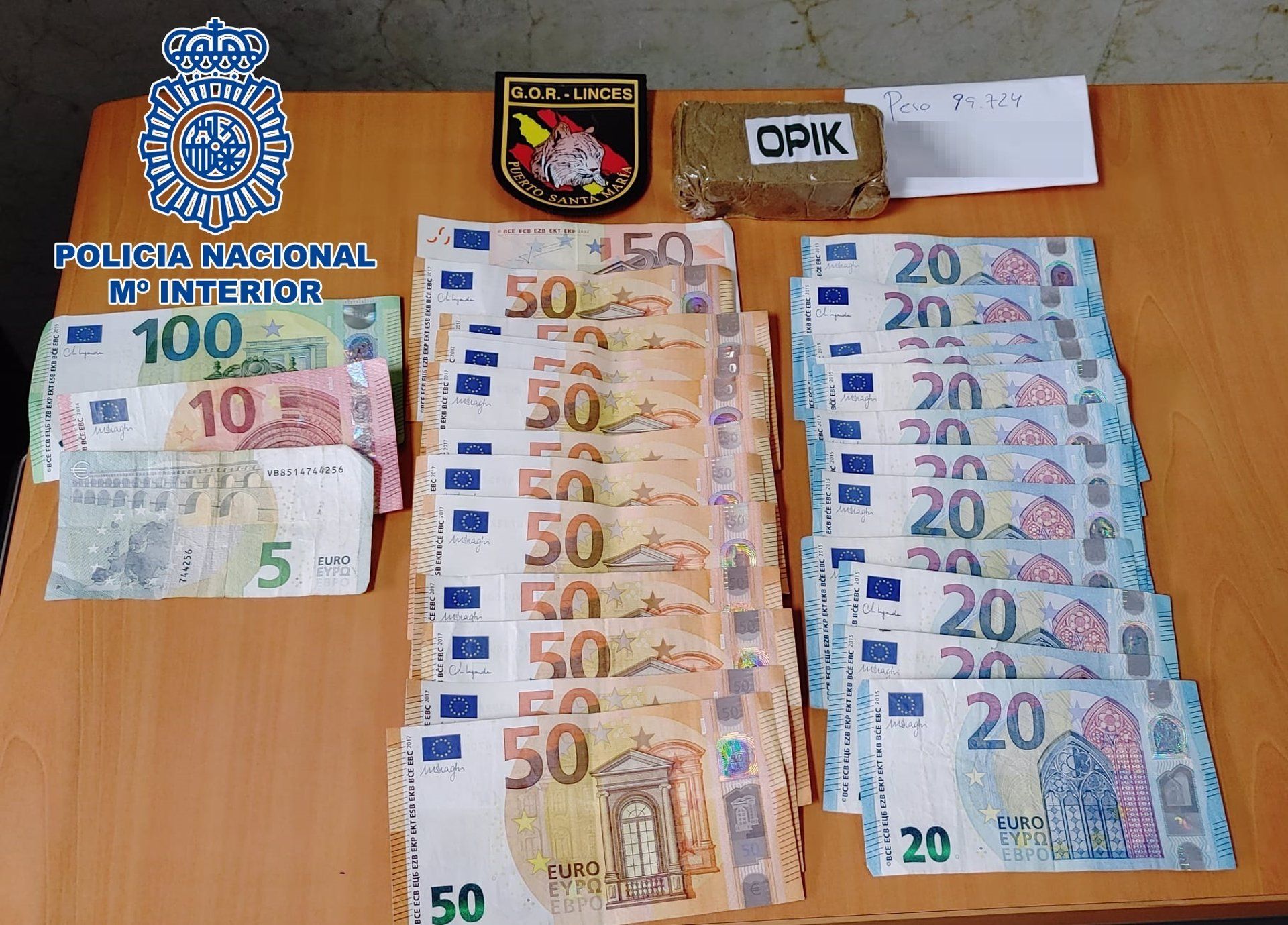 La Policía Nacional interviene dinero y hachís a dos vecinos en un control en El Puerto.