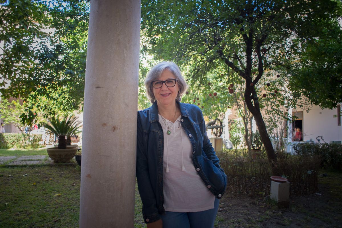 Luisa Porras posando tras la entrevista en el patio interior de la Escuela de Arte de Jerez. FOTO: MANU GARCÍA. 