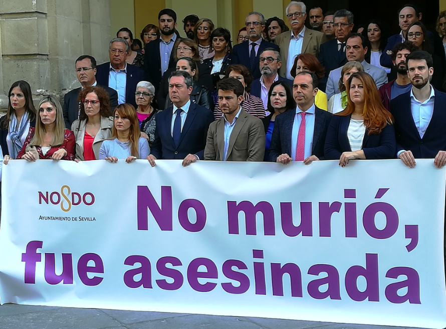 Concentración en el Ayuntamiento de Sevilla en repulsa al asesinato de violencia machista ocurrido en la capital andaluza. FOTO: PP DEL AYUNTAMIENTO DE SEVILLA. 
