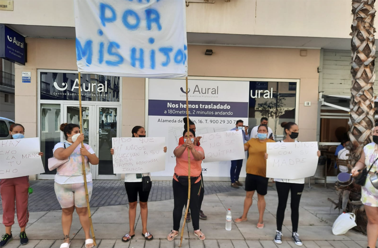 Madres que tienen a sus hijos tutelados, en una manifestación reciente para denunciar el negocio en España de la tutela de menores.