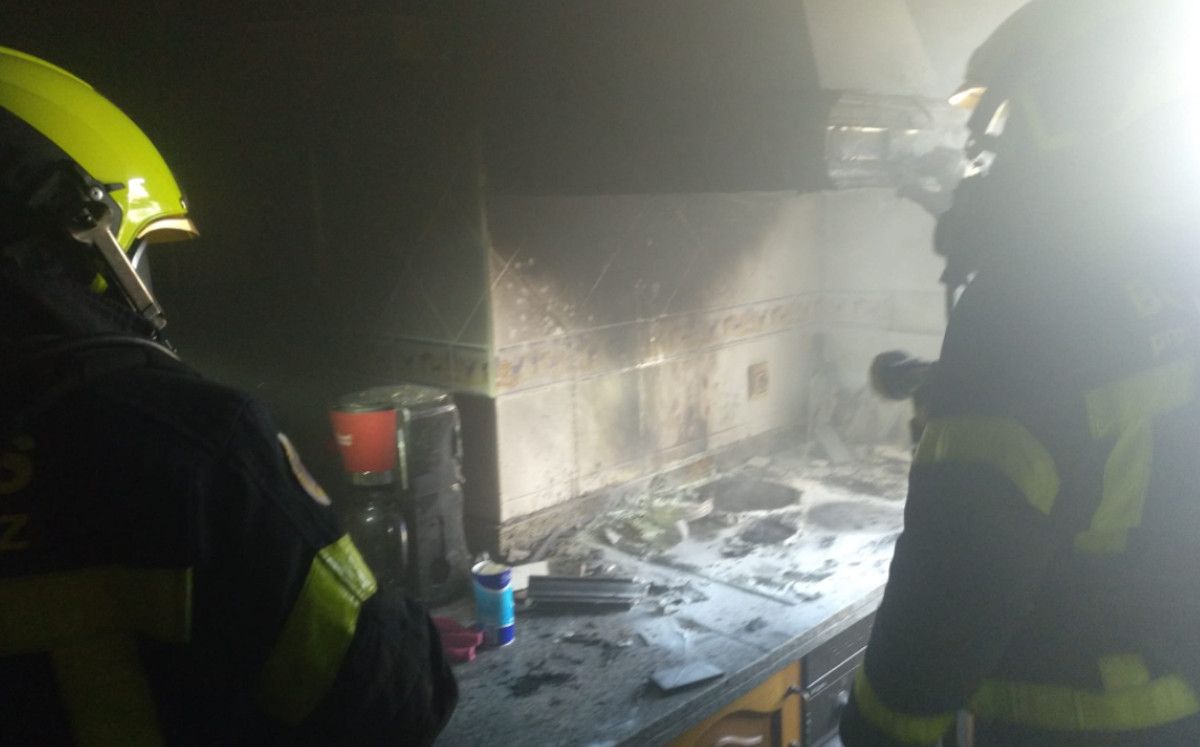 Bomberos intervienen en un incendio en la avenida República Saharaui de Jerez.