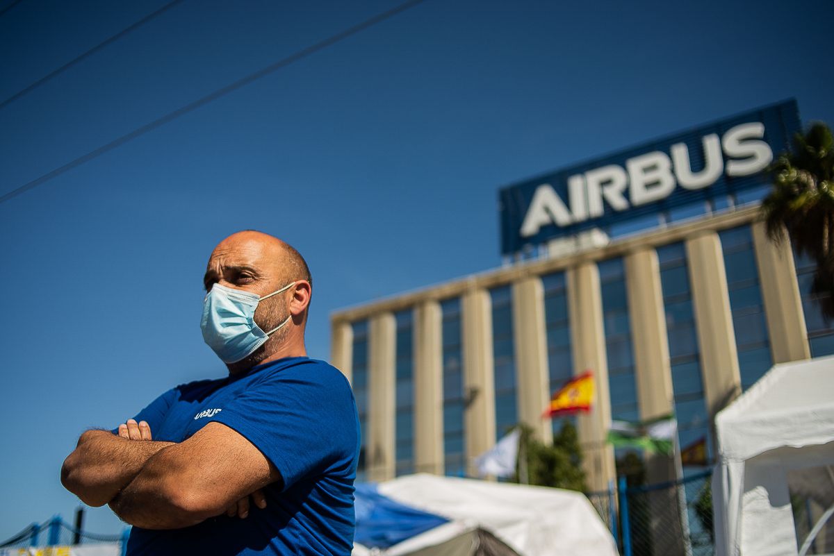 Uno de los empleados de Airbus, ante la factoría de Puerto Real, que echará el cierre.