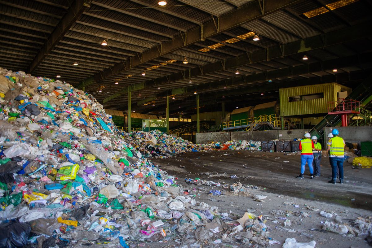 Interior de la planta de reciclaje de Las Calandrias, en Jerez, que aconseja usar compost para reducir los residuos urbanos.