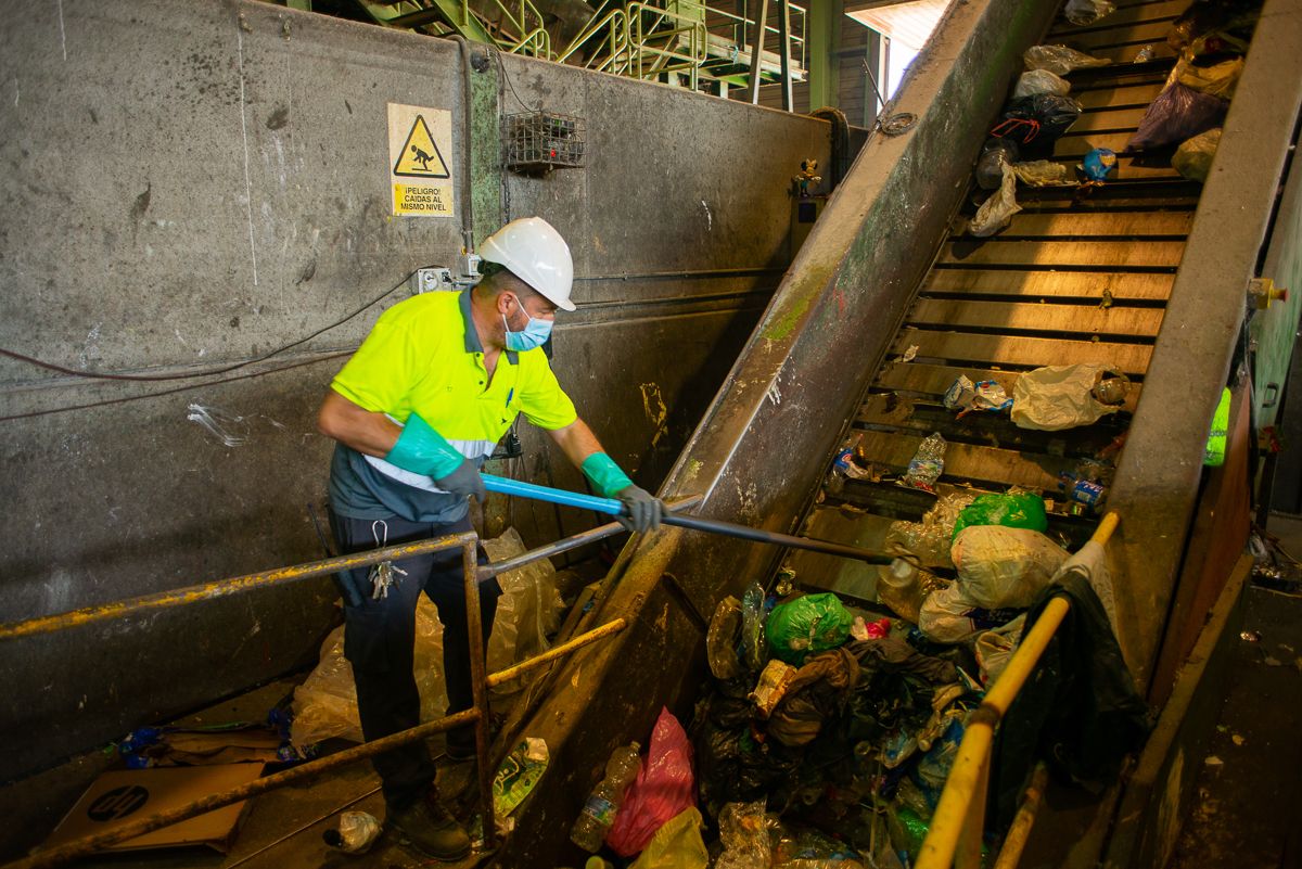 Esta es la forma en la que se deben reciclar los desechos orgánicos, el vidrio y el cristal. Un operario de la planta de UTE Calandrias en Jerez, en una imagen reciente.