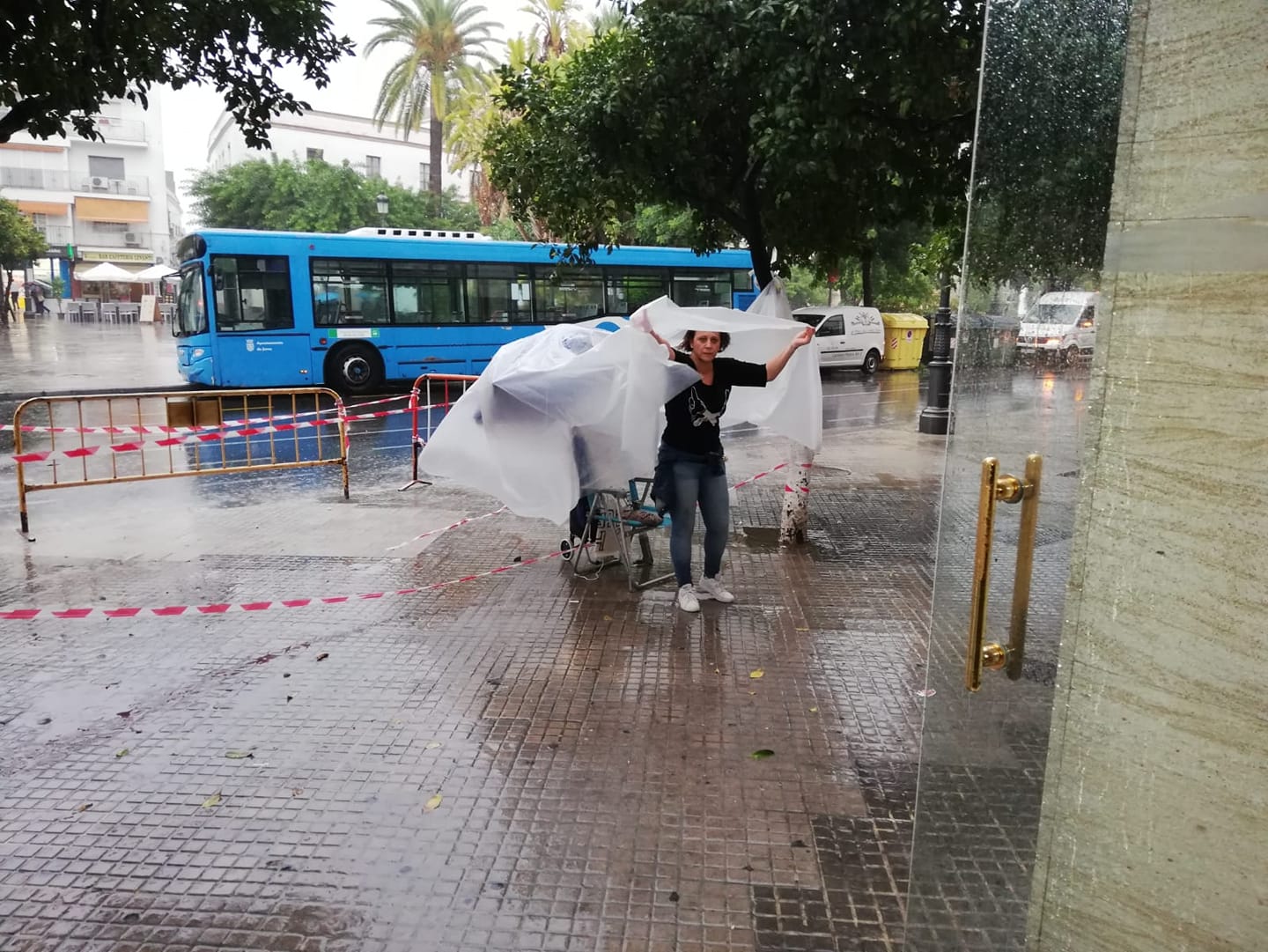Manuela Vargas cubriéndose con una bolsa de plástico, durante las lluvias, frente al hotel Tierras de Jerez. FOTO: MANUELA VARGAS. 