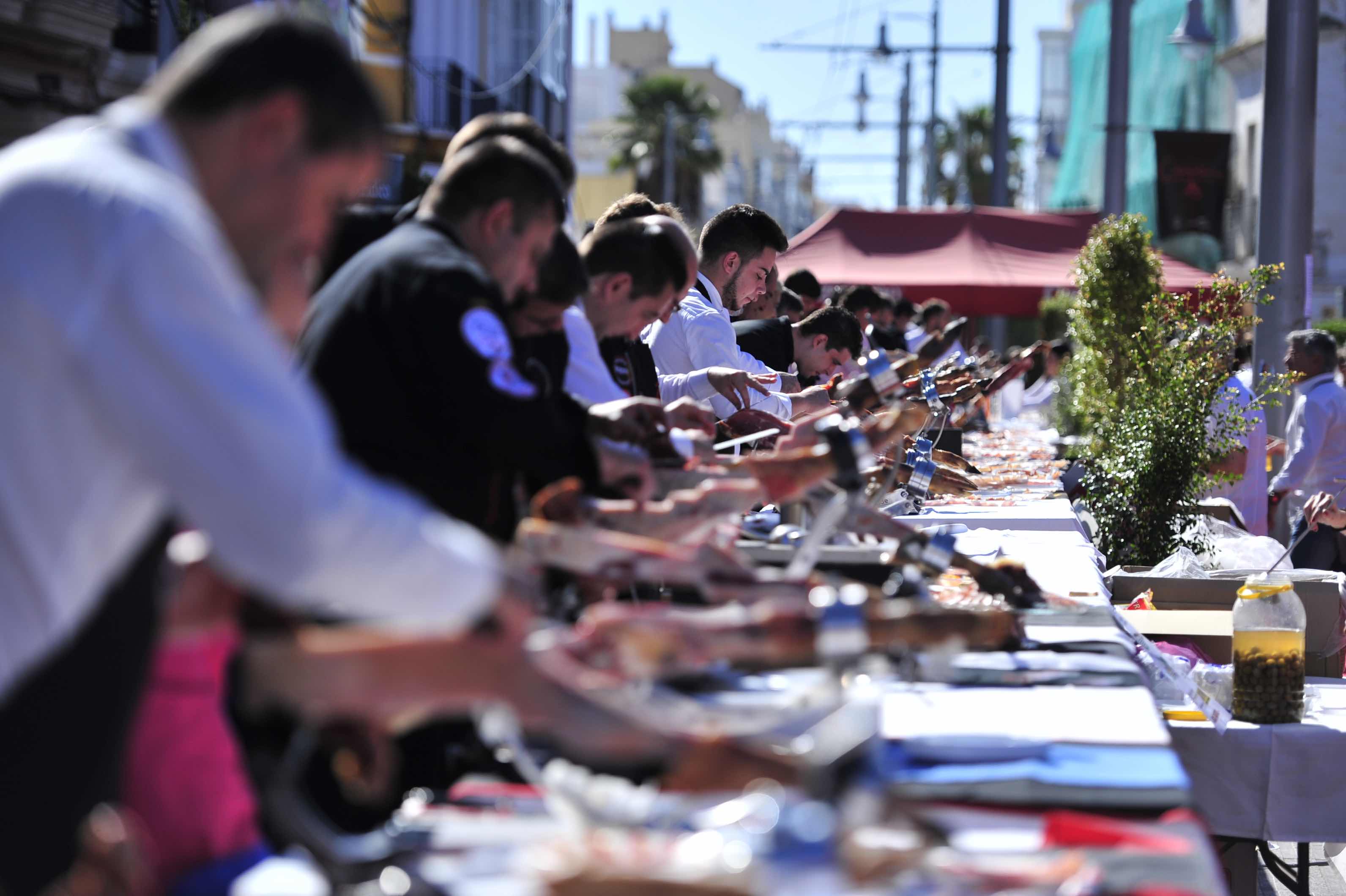 Cortadores solidarios de jamón, en la pasada edición de su feria. 