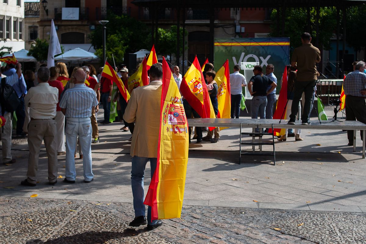Asistentes al acto organizado por Vox, este 12 de octubre, en la Alameda del Banco de Jerez.