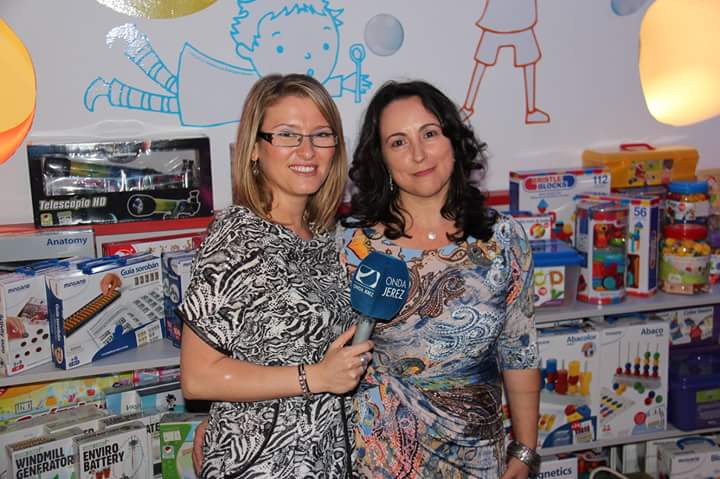 Rocío Tinajero junto a Nela García, de Acoje, en un programa de Onda Jerez.