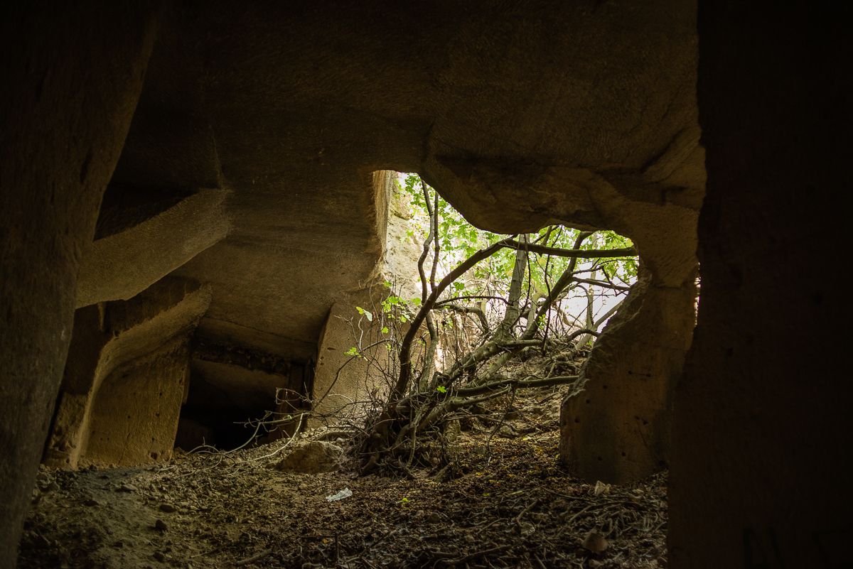 Interior de una de las canteras ocultad de la Sierra de San Cristóbal en El Puerto.