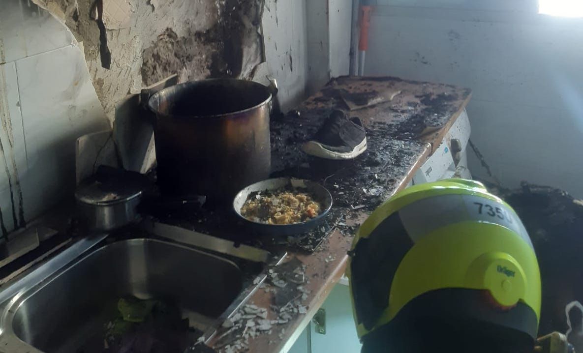 Estado de una cocina con la sartén quemada, tras un incendio.