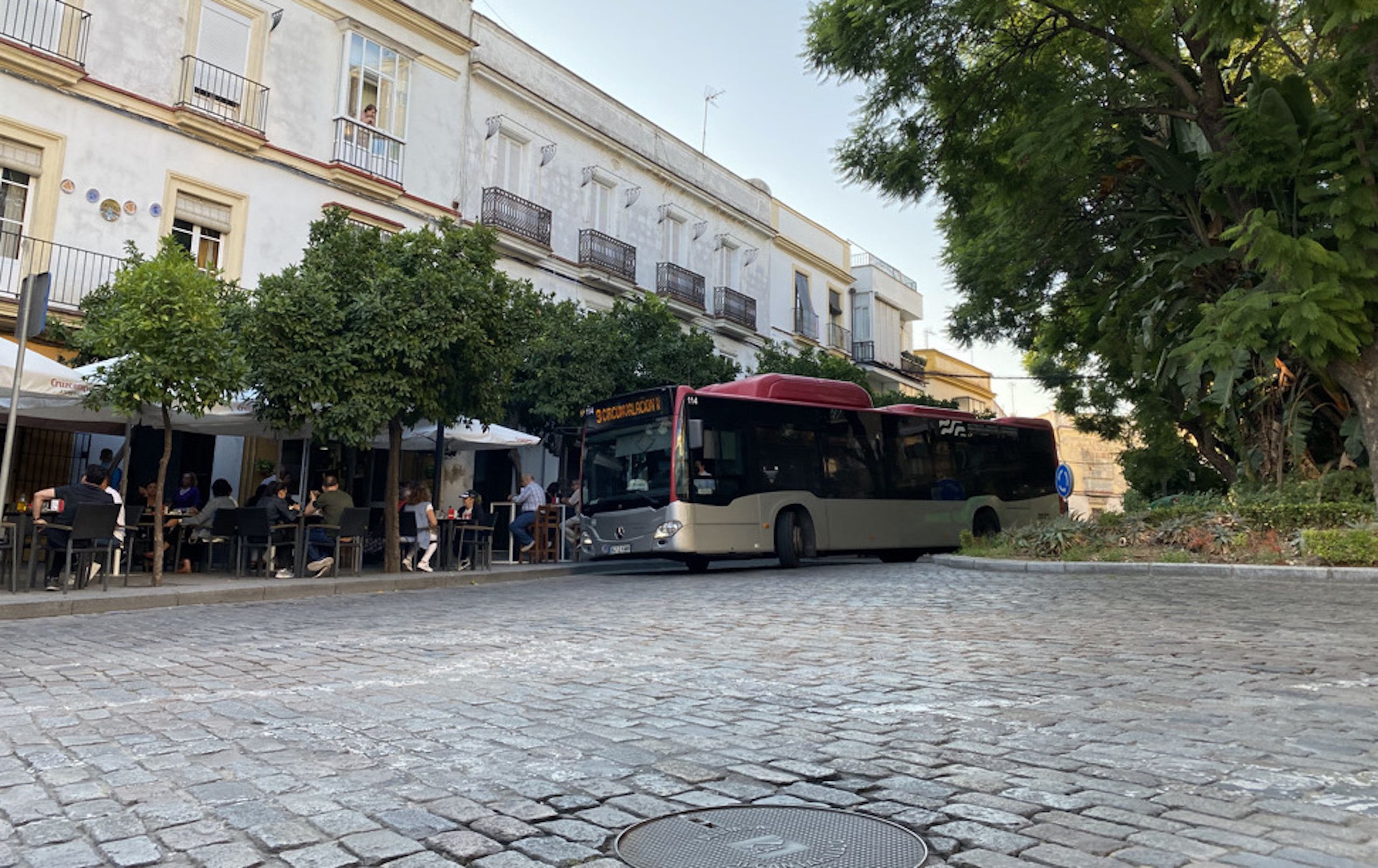 Autobuses en Jerez: la rotonda de San Agustín, paradigma del caos.