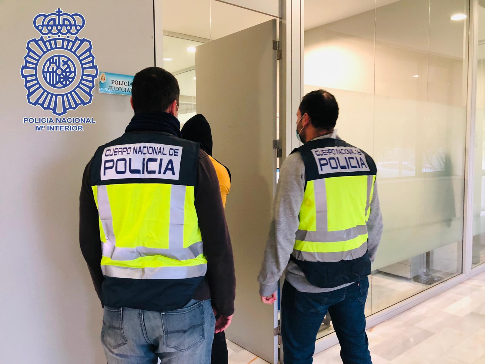 Agentes policiales trasladan al detenido, autor de varias puñaladas a un joven en Sevilla.
