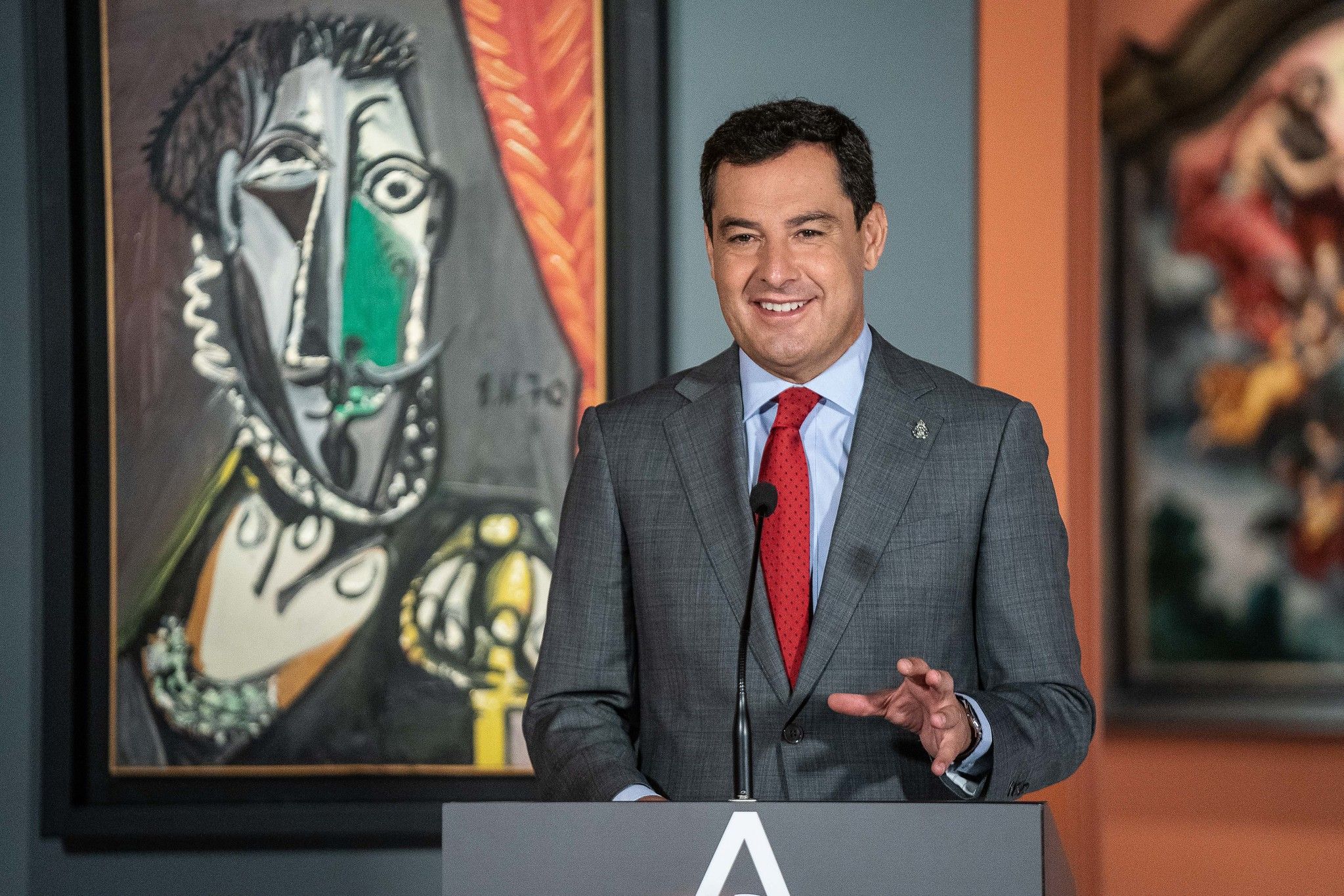 La 'Andalucía real' de Moreno Bonilla: le llueven las críticas por presumir de rebajas fiscales a los ricos