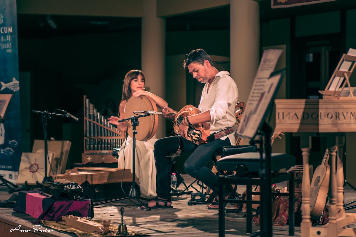 Sara Marina y Emilio Villalba, expertos en sonidos medievales, en un concierto.