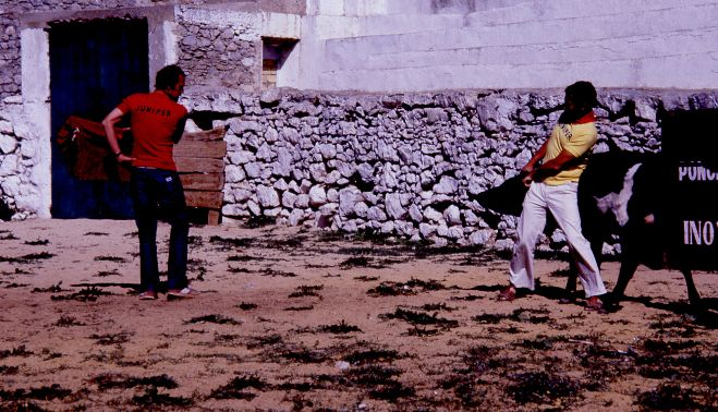 Los directores del documental 'El Pueblo', grabado en 1981, toreando una vaquilla. ARCHIVO 