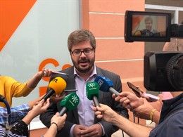 Hervías, atendiendo a los medios. 