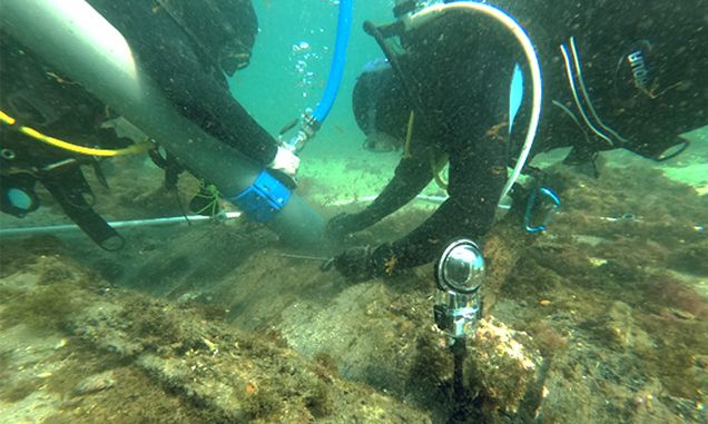 Investigadores de 'Herakles' inspeccionando el fondo marino.