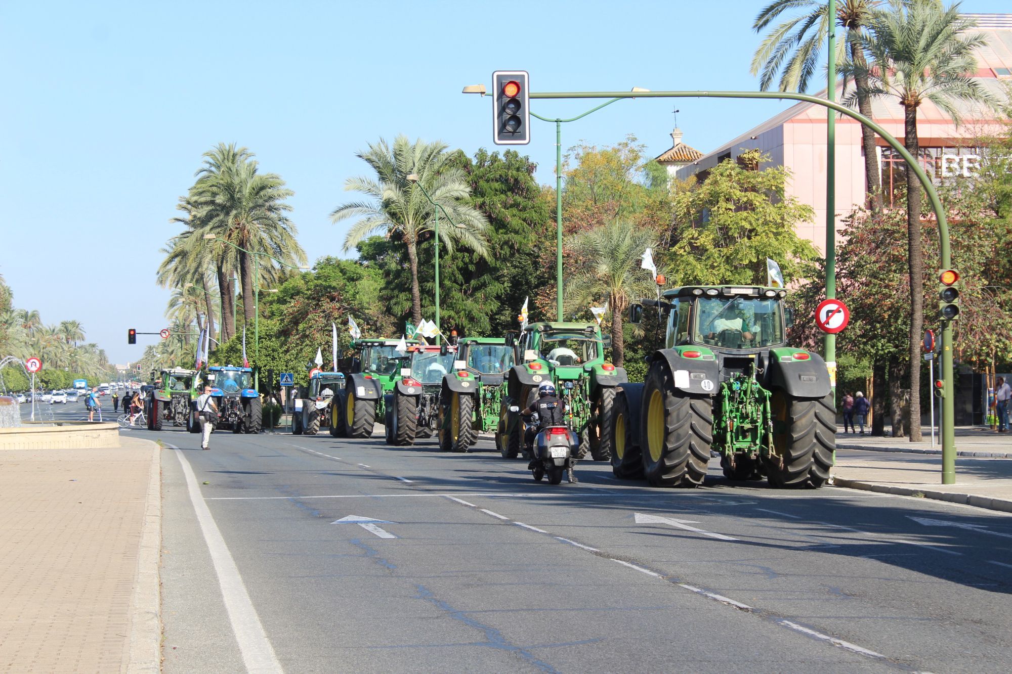 Tractores circulando por la avenida de la Palmera de Sevilla. 