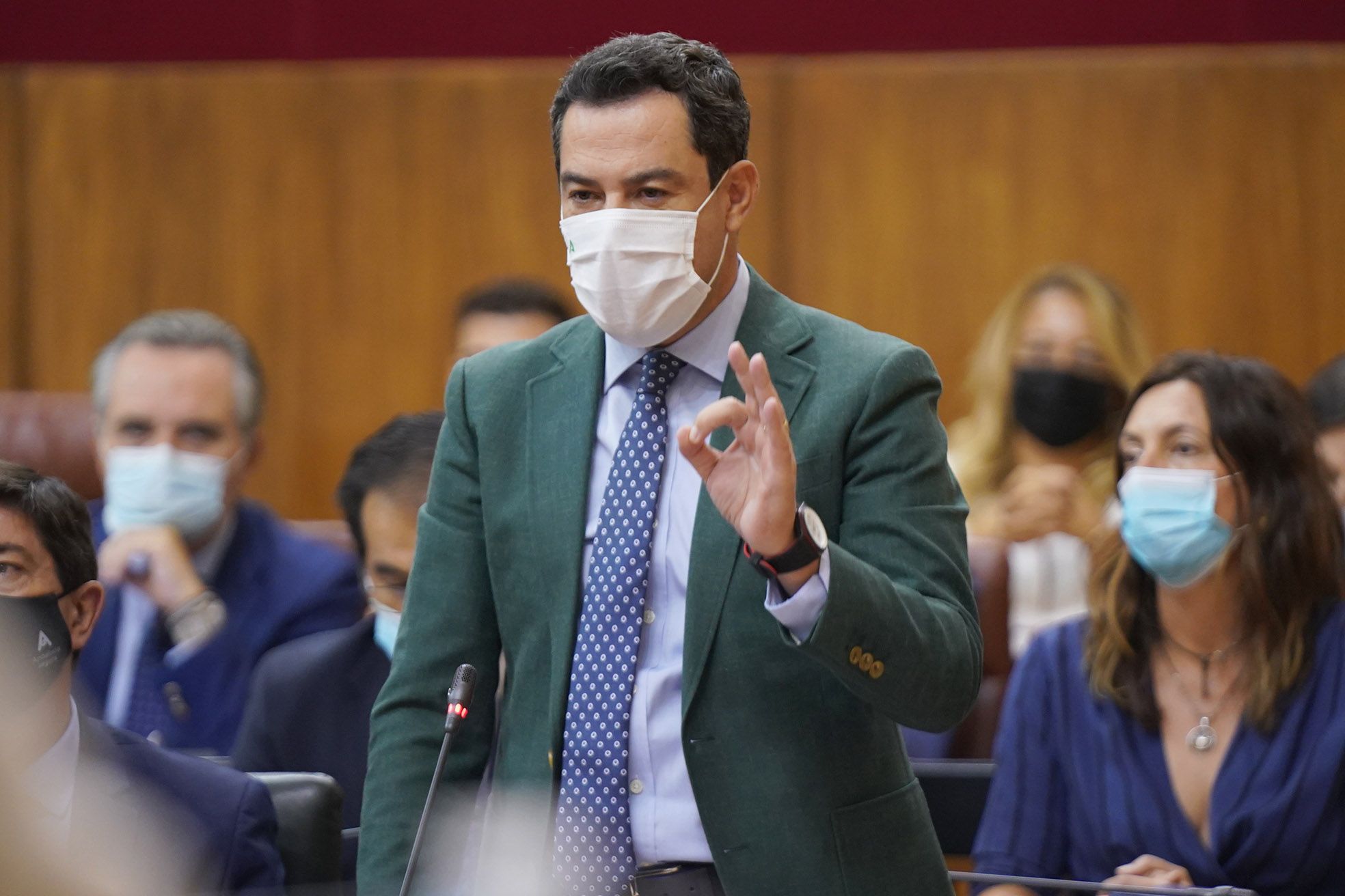 Moreno frena el despido a final de mes de 20.000 sanitarios y ve "exageradas" las quejas por la atención primaria