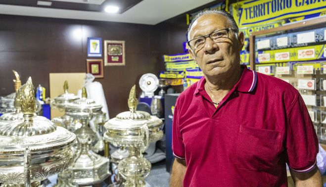 El embajador del Cádiz CF, en la sala de trofeos del estadio gaditano.   GERMÁN MESA
