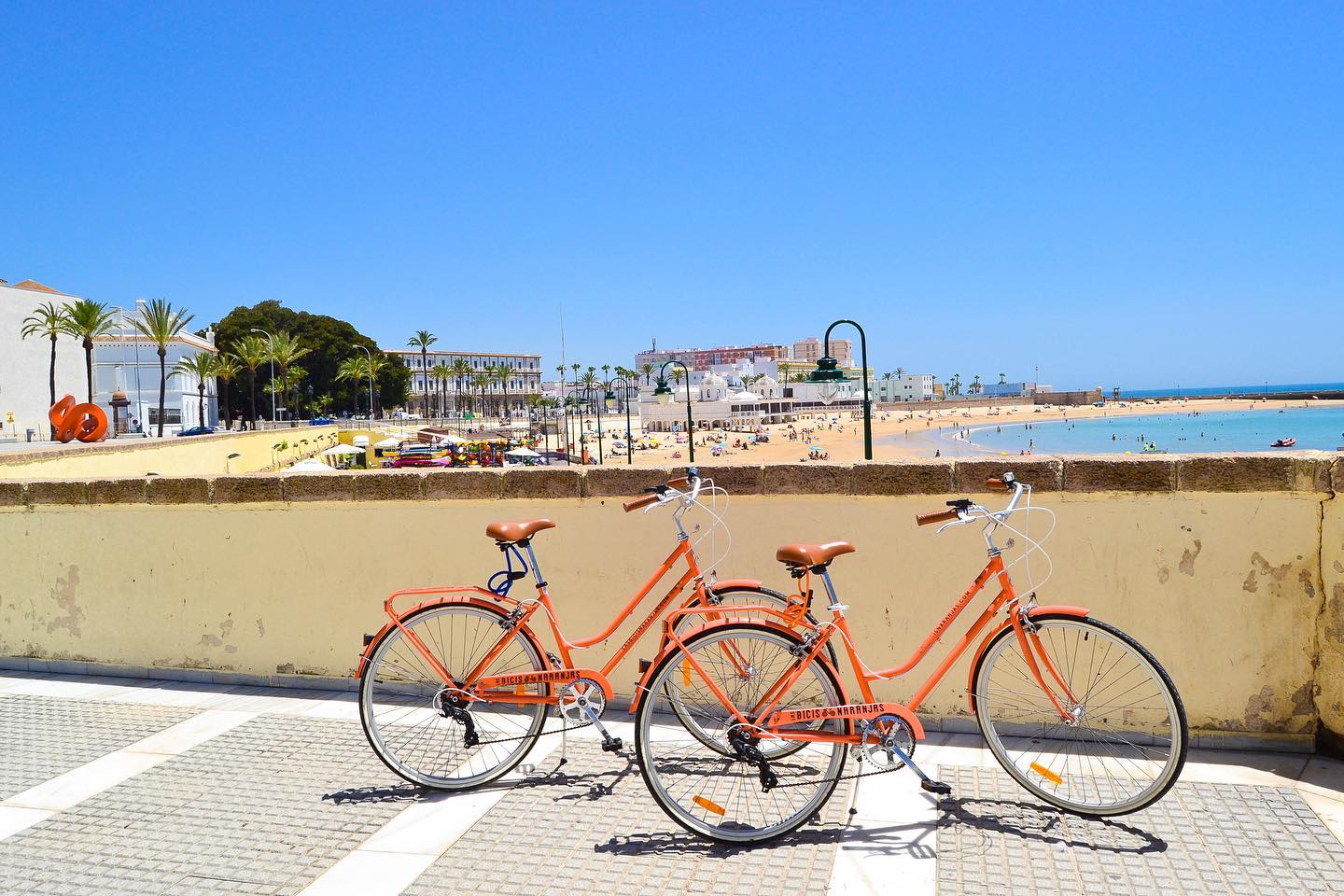 Bicicletas naranjas en Cádiz.