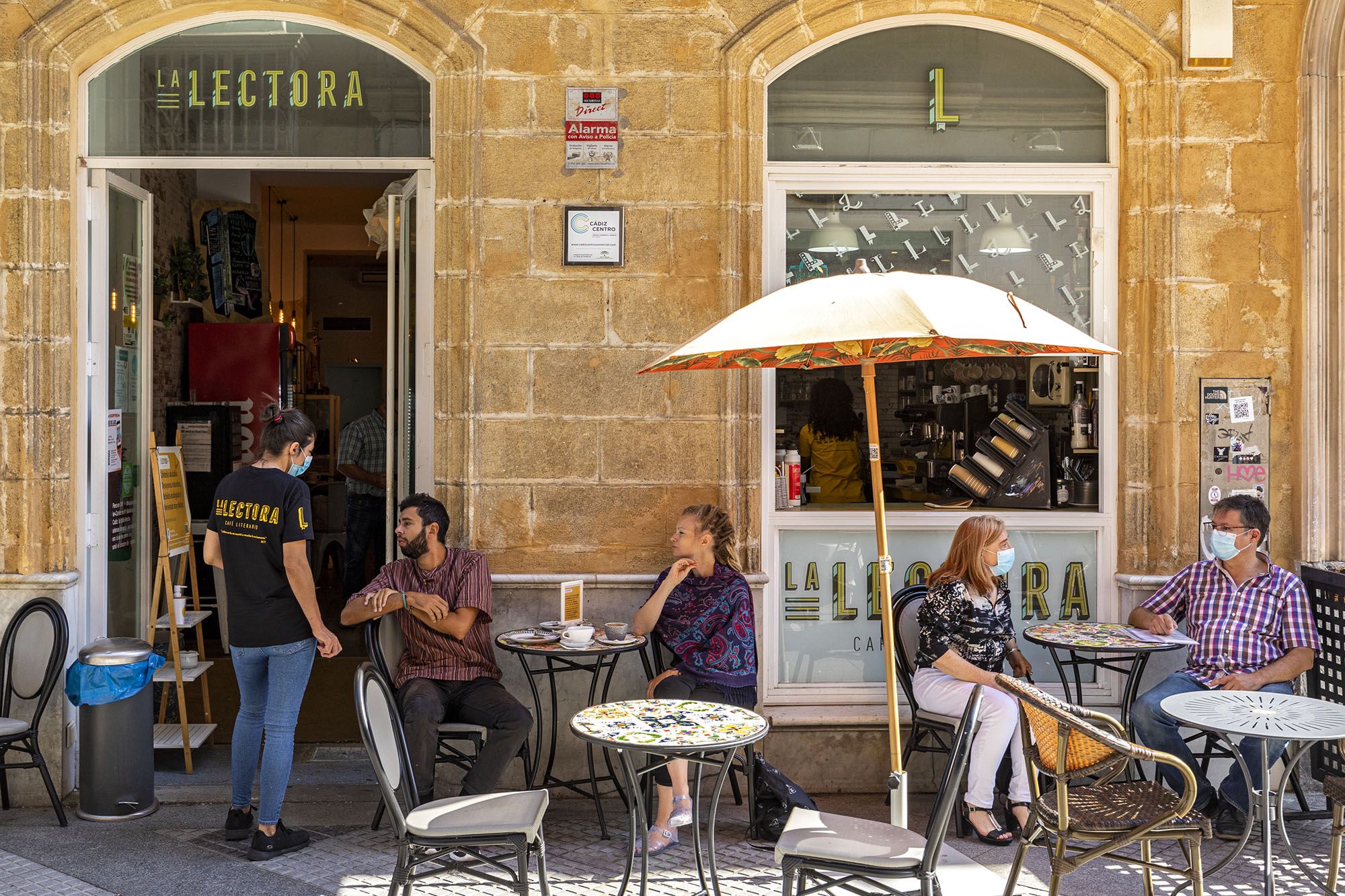 Terraza de La lectora, uno de los negocios con encanto que no se rinden en el casco antiguo de Cádiz.