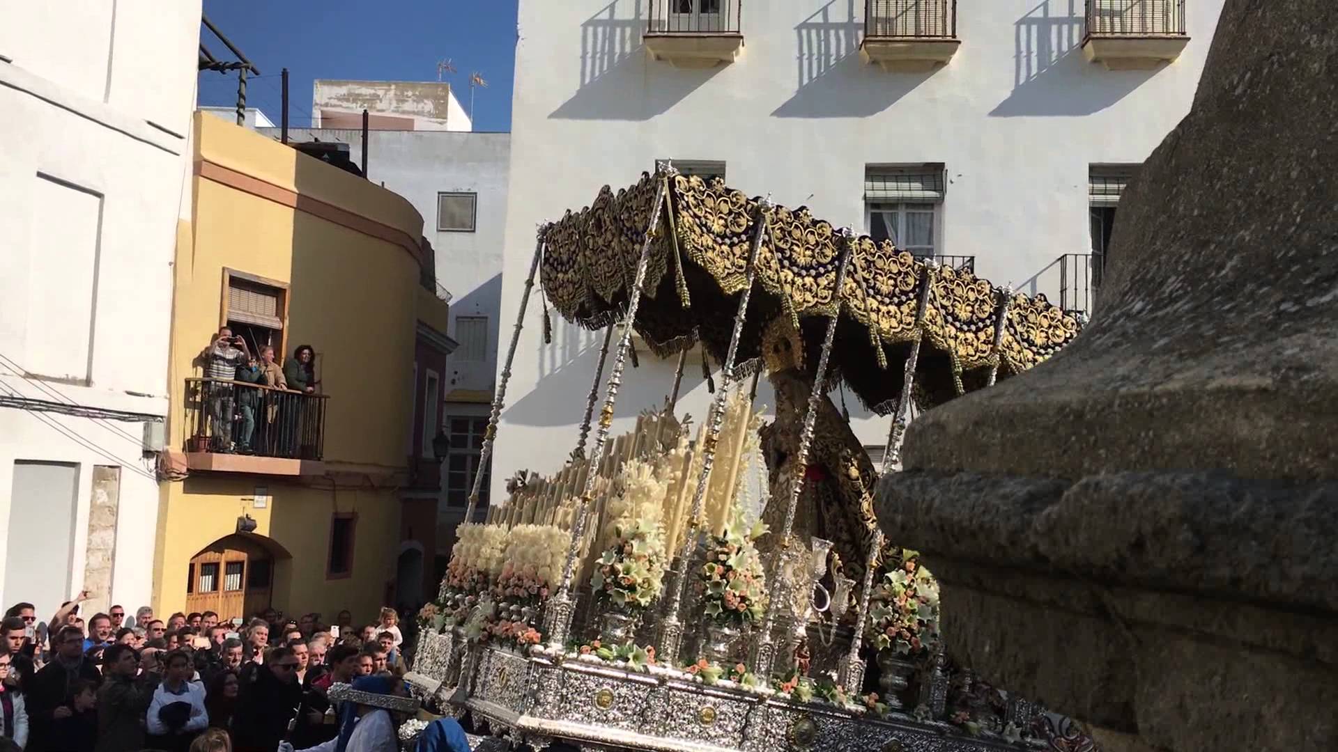 La Virgen del Rosario, patrona de Cádiz, en procesión por la glorieta que pasa a llamarse Pablo Grosso.
