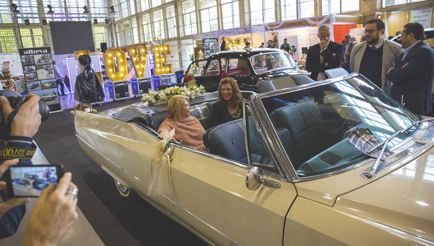 La alcaldesa de Jerez, junto a la directora de Bodasur 2018, Raquel Fernández, en la inauguración del evento.
