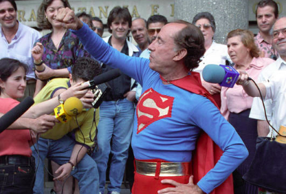 Ruiz Mateos, vestido de Superman, fue el primer fenómeno viral con frases como el célebre "¡Que te pego, leche!".