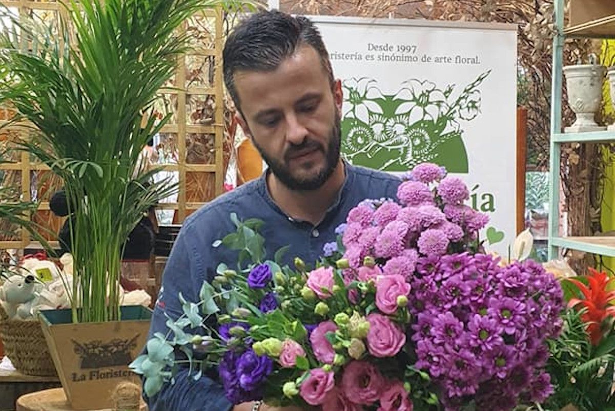 Julio Boza con un ramo de flores.