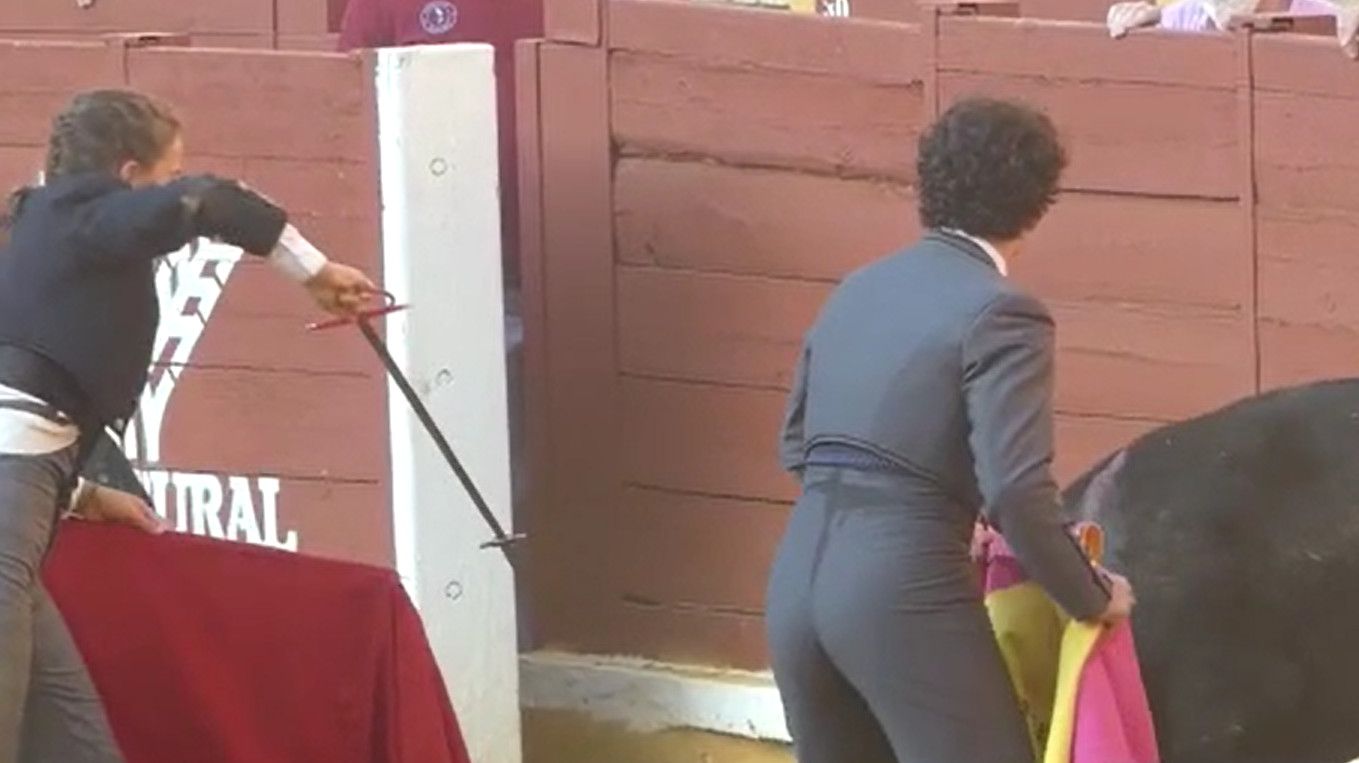 Alumnos de la Escuela Taurina en la tradicional Becerrada en Honor a la Mujer Cordobesa.