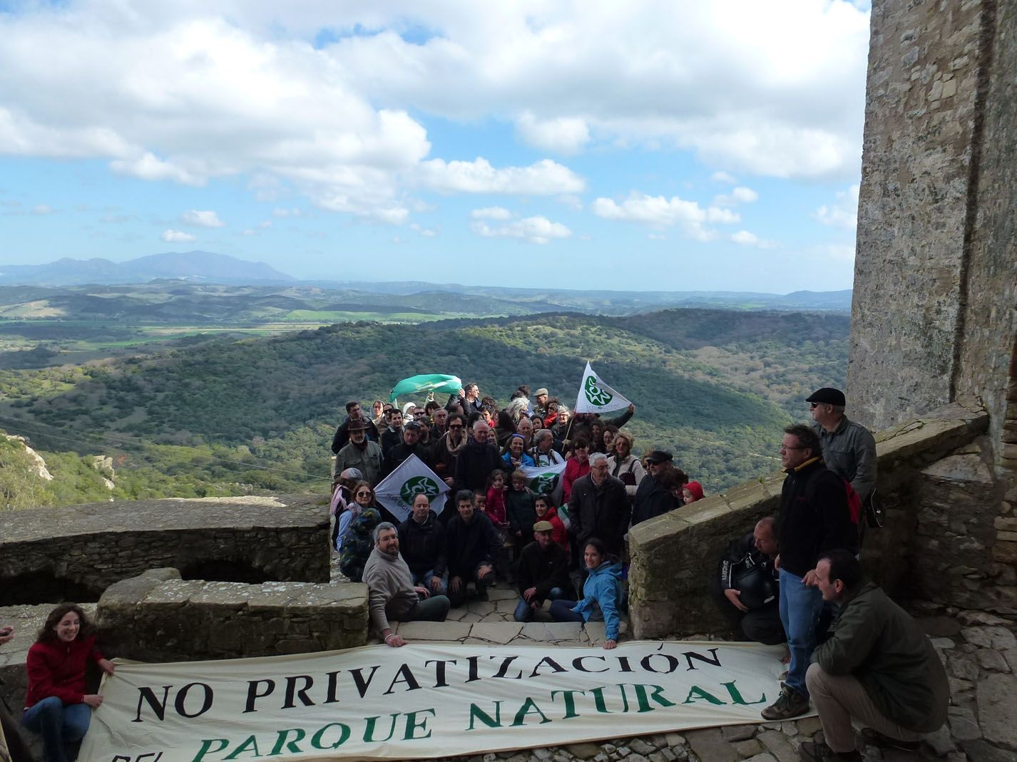 Ecologistas en una foto de archivo, contra la privatización de La Almoraima.