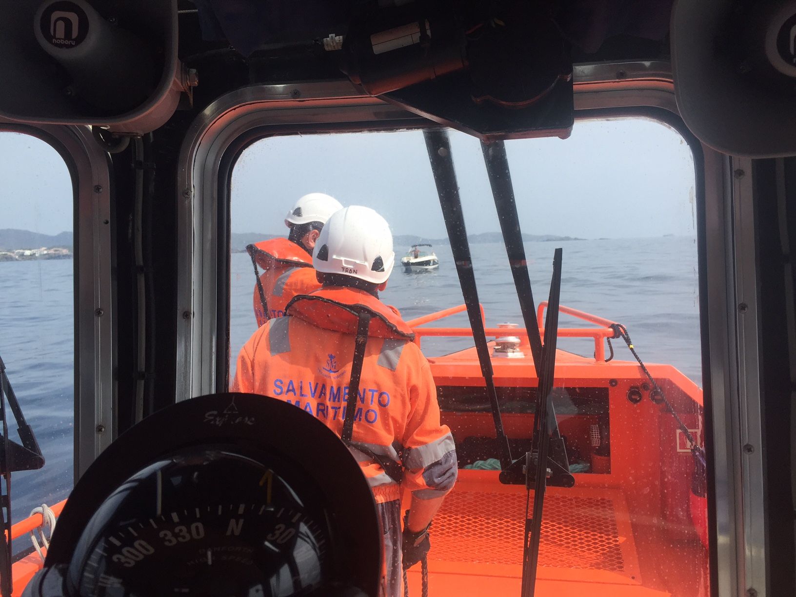 Rescatan a 33 personas de un catamarán turístico hundido en Murcia