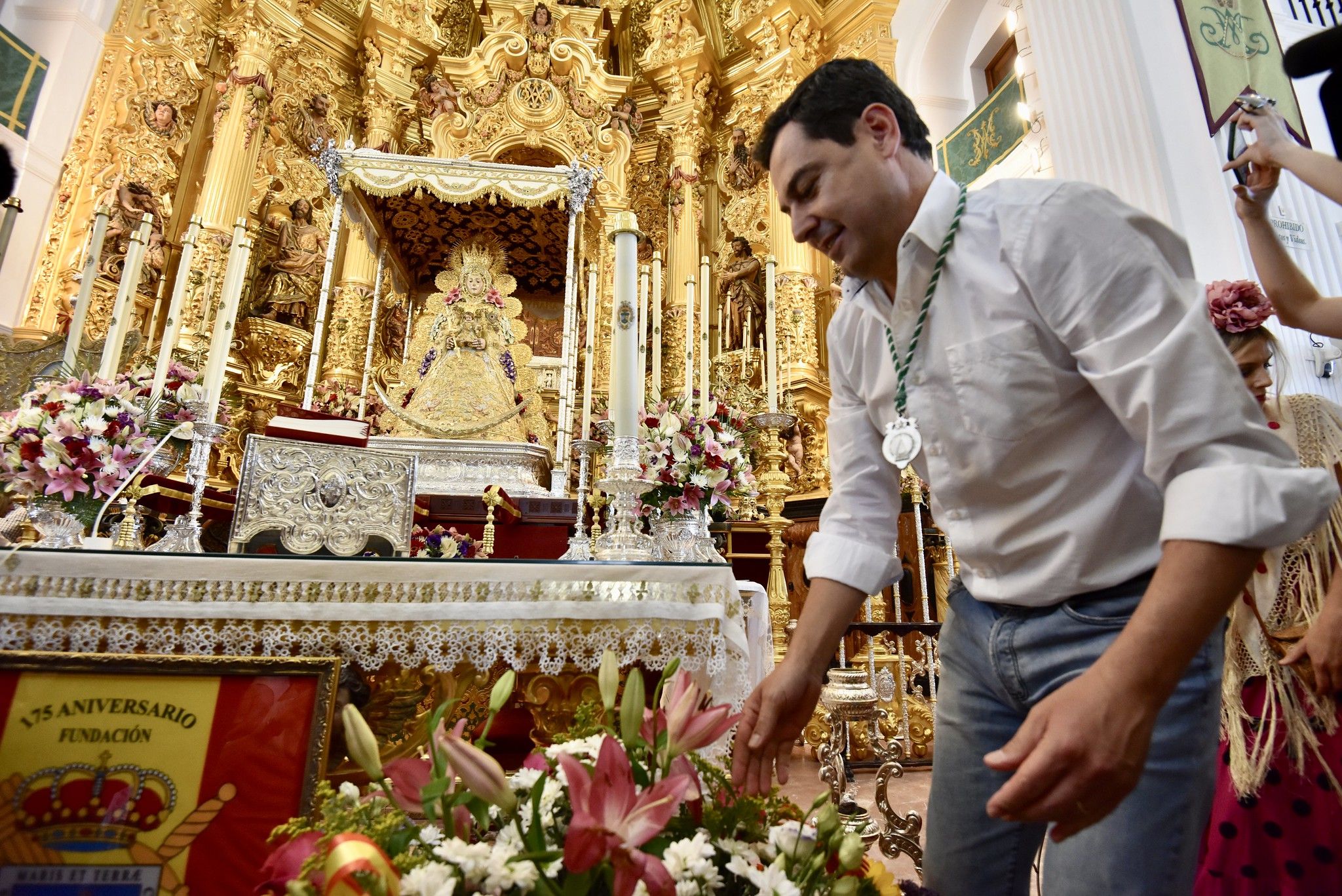 El presidente de la Junta, ante la Virgen del Rocío, en una imagen de archivo.