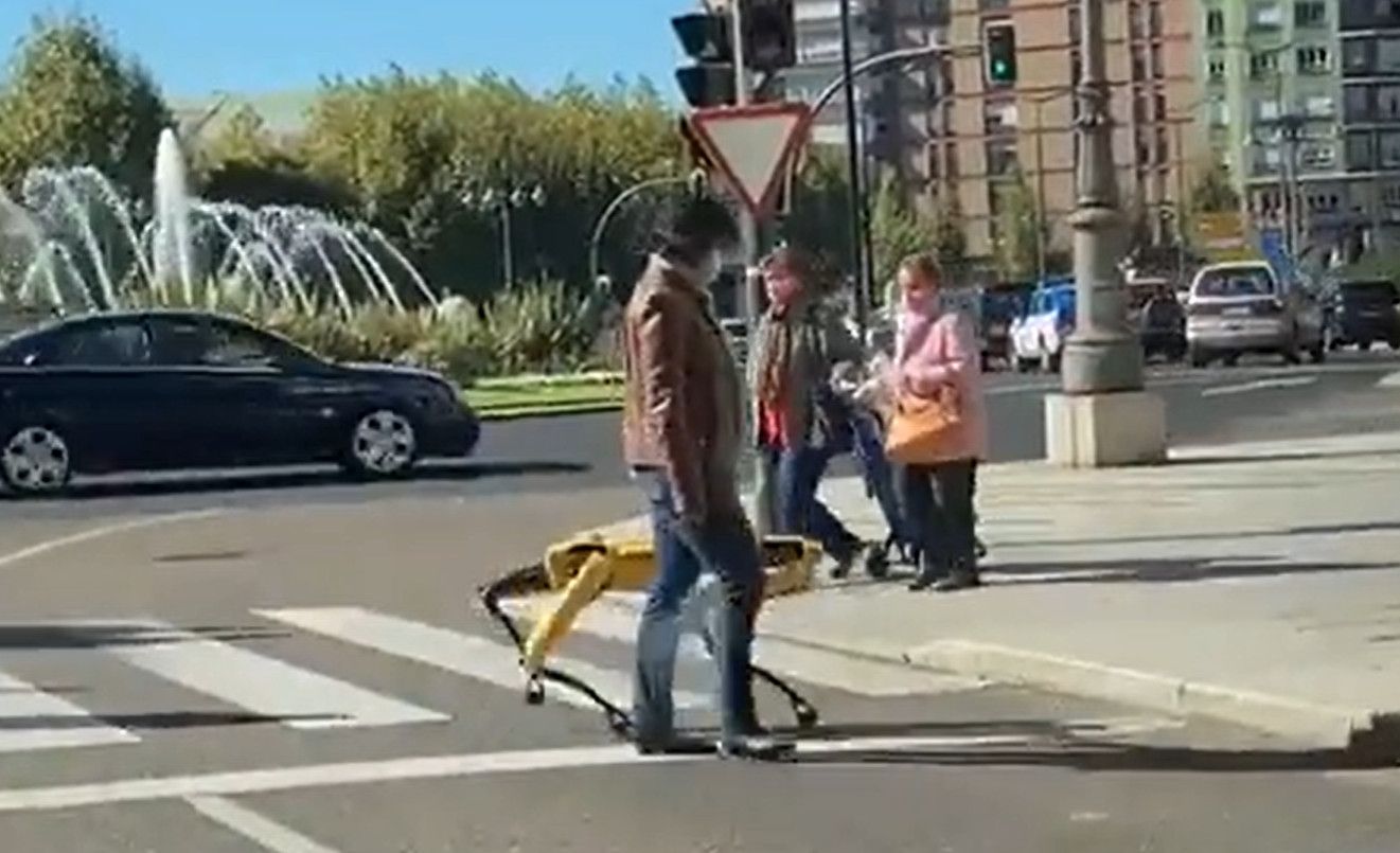 Perro robot paseando por las calles de León.