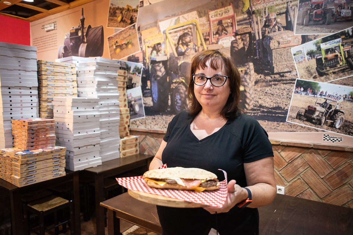 Pilar Gil, una bilbaína que decidió montar una pizzería en Guadalcacín junto a su socio Raúl.