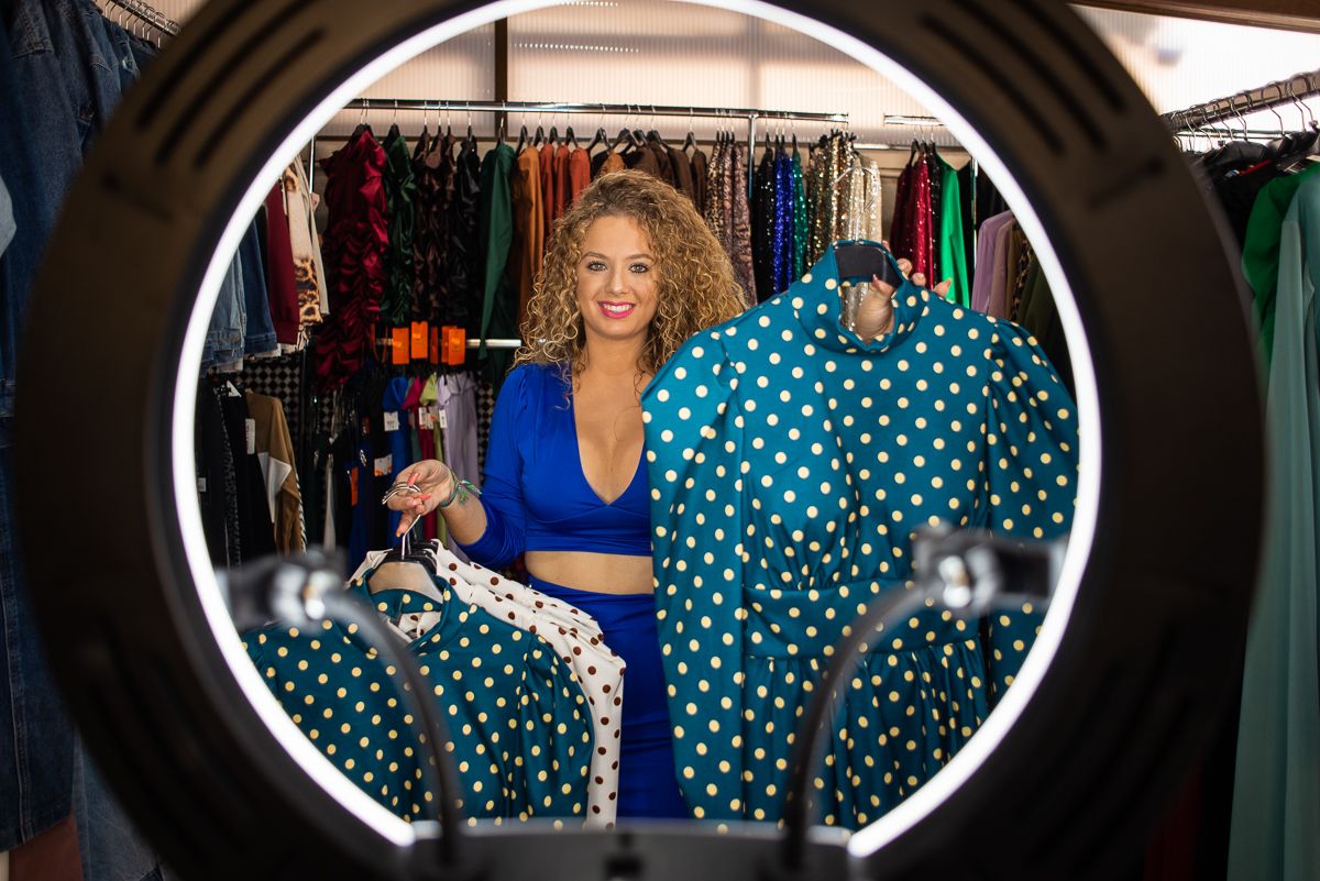 Mercedes Viloita, Merce Style's en TikTok, enseña algunos de los vestidos que vende en su tienda.