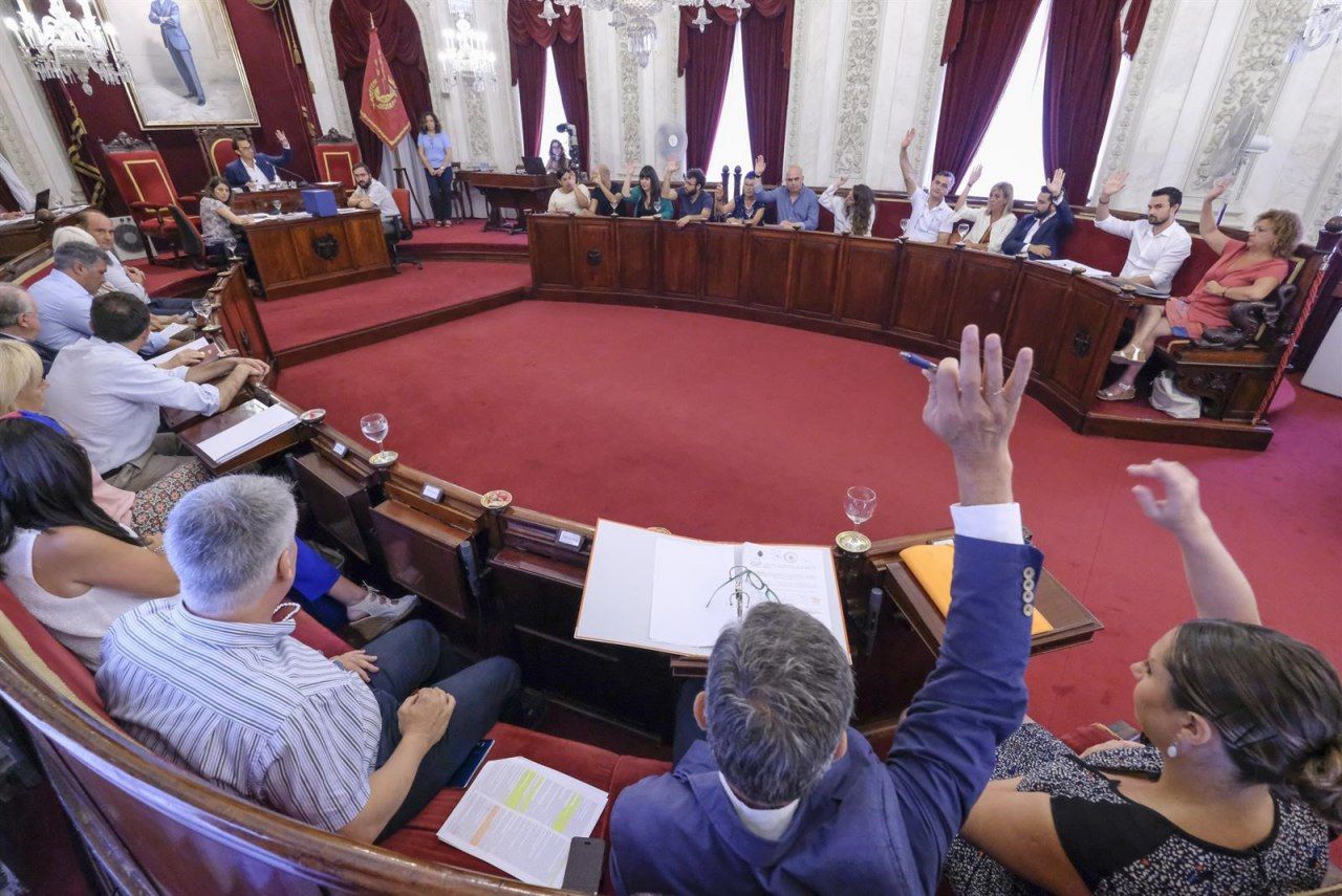 Un instante del pleno del Ayuntamiento de Cádiz.