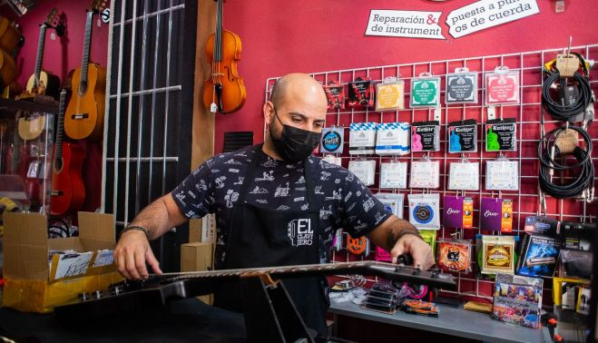 En su tienda taller ofrece todo tipo de asesoramiento sobre diferentes instrumentos musicales. 