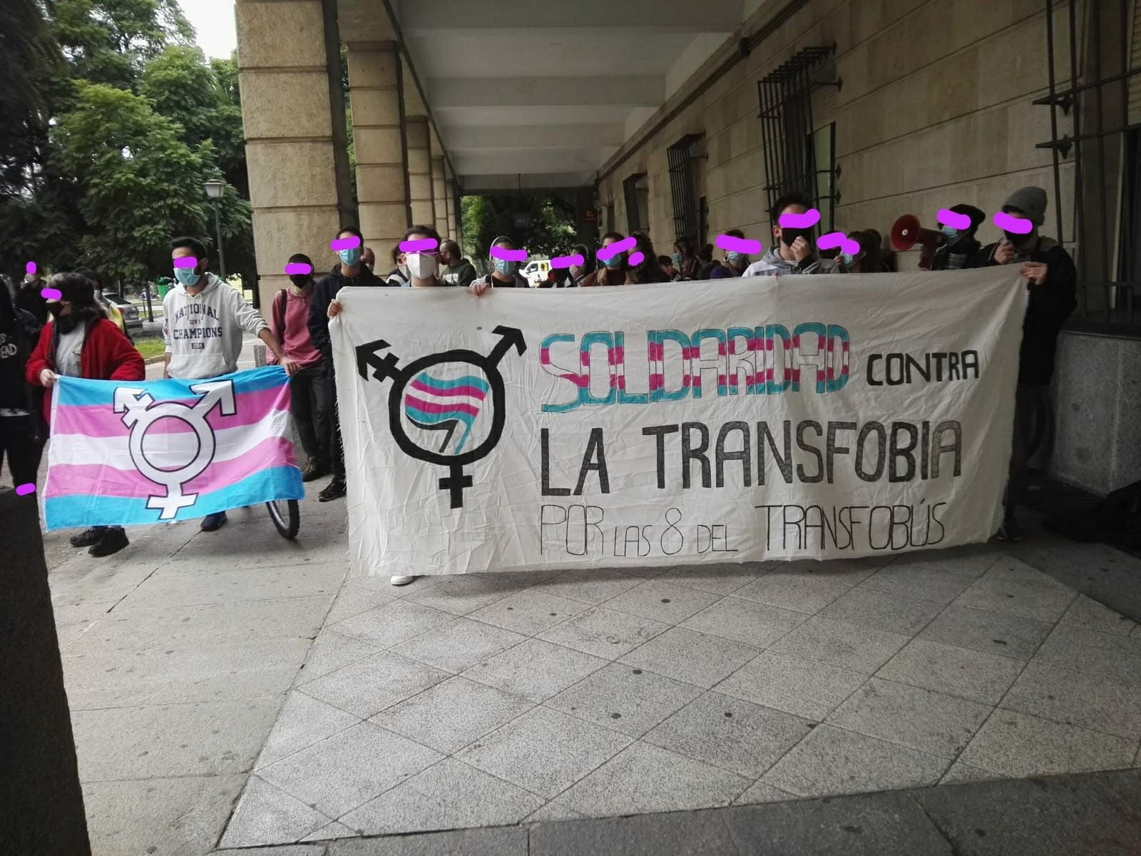 Concentración a las puertas de los juzgados de Sevilla en solidaridad por las 8 del autobús tránsfobo. Cedida