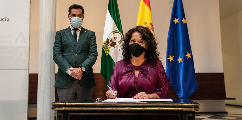 La consejera de Igualdad, Políticas Sociales y Conciliación, Rocío Ruiz, con el presidente de la Junta, Juan Manuel Moreno, en un acto reciente.