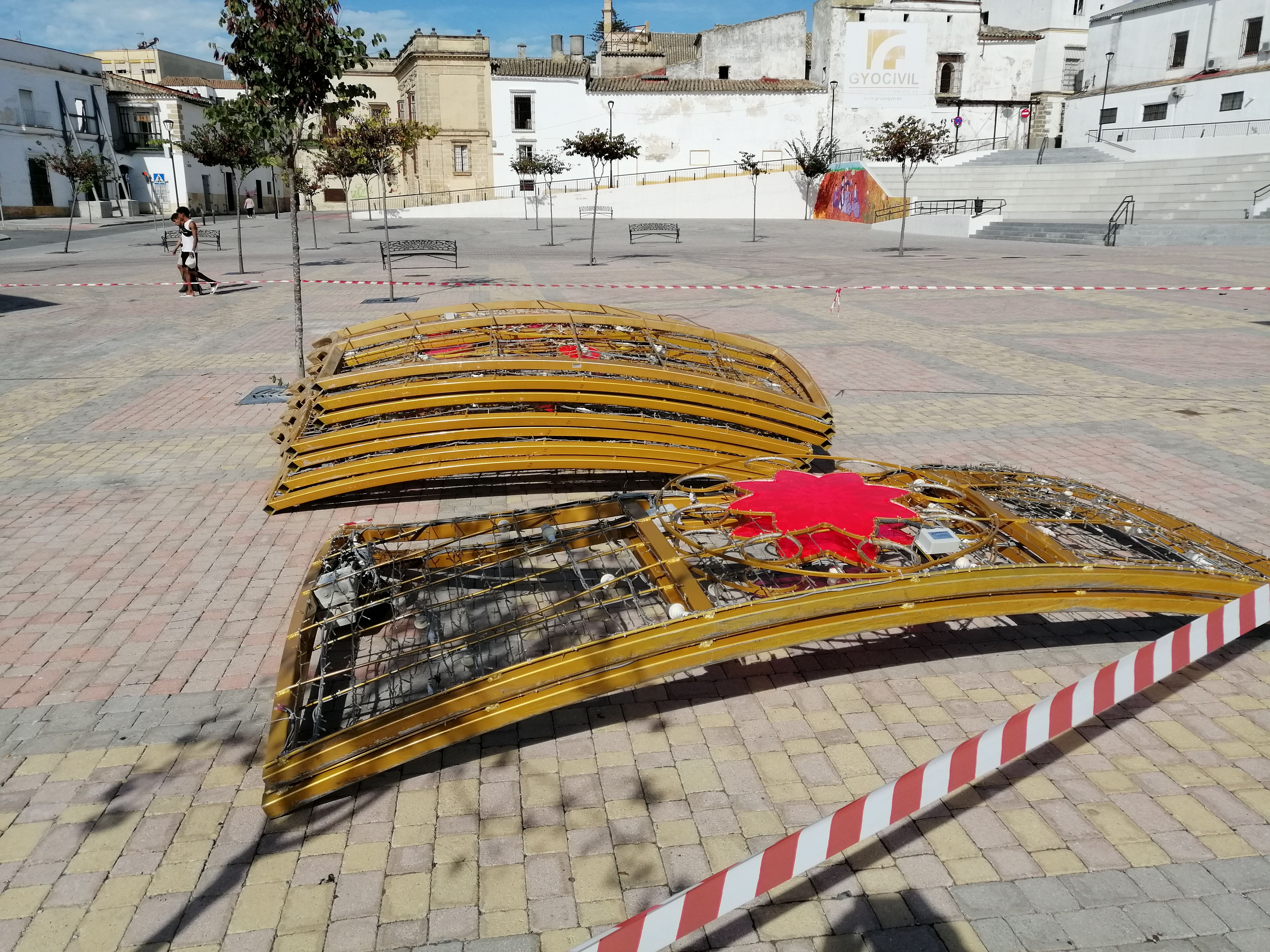 Elementos para el montaje de la Bola de Navidad en la plaza Belén, en días pasados.
