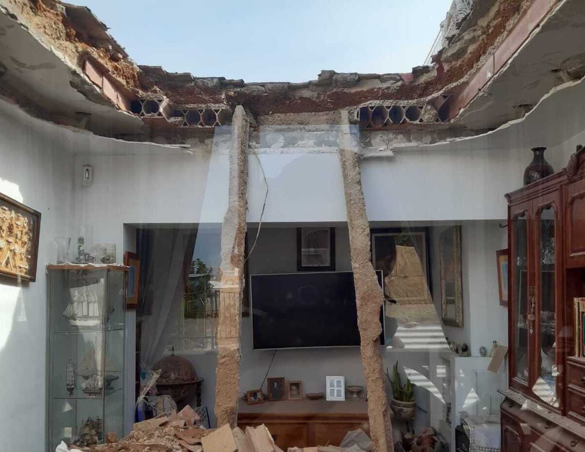 El techo del salón, caído sobre el dueño de una vivienda en Chiclana.